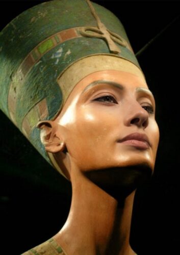 2026, Digital art metafisica del mutamento della regina nefertiti